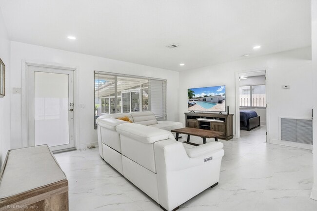 Building Photo - 1633 SE 5th Ct