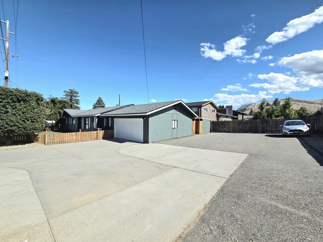 Building Photo - Beautifully Renovated 3-Bed. + Den, 2-Bath Rambler for Rent! ** LANDSCAPING INCLUDED!! ** + W/D!