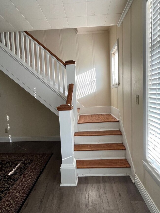 Building Photo - Three Bedroom in Mapleton Local School Dis...