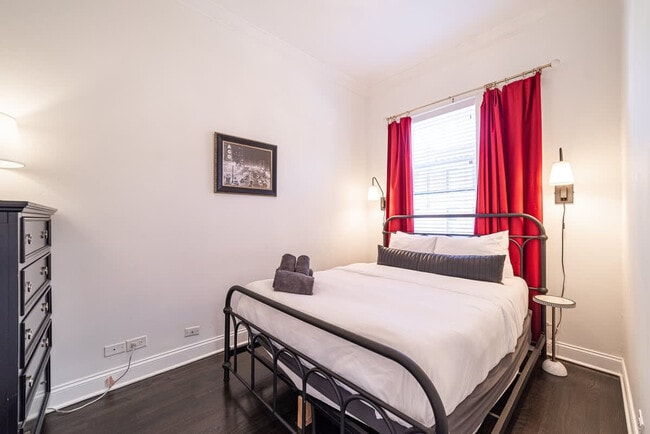 Building Photo - 2113 W Grand Ave