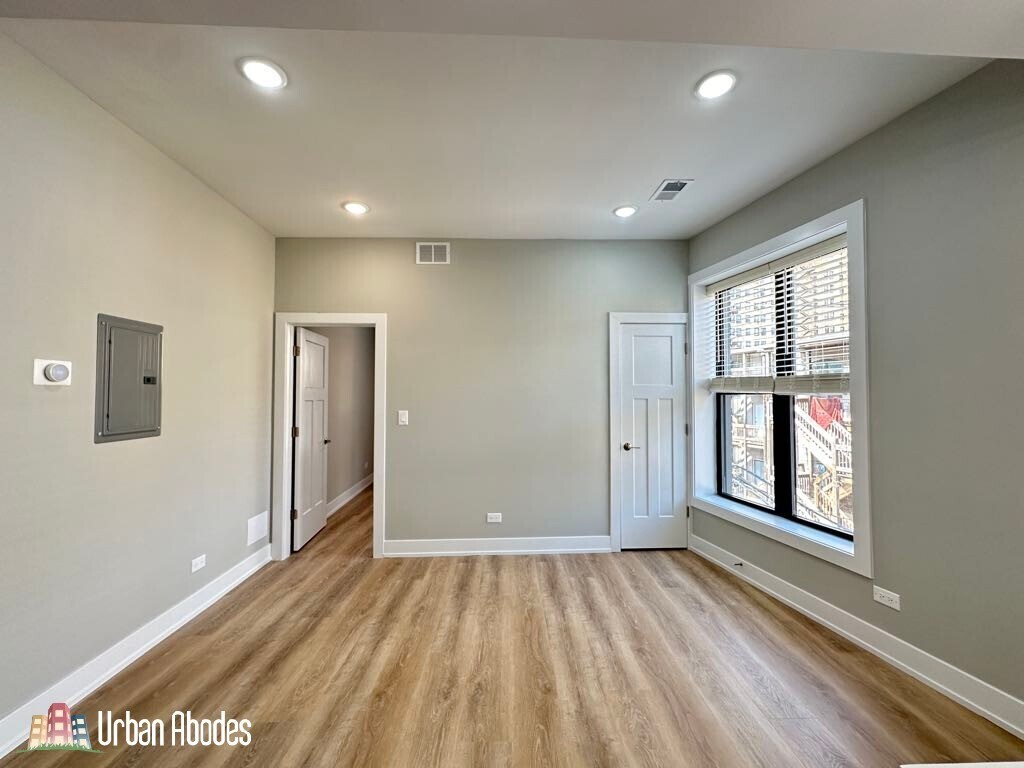 Building Photo - 442 W Belden Ave