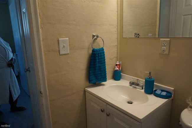 Building Photo - 722 Douglas St