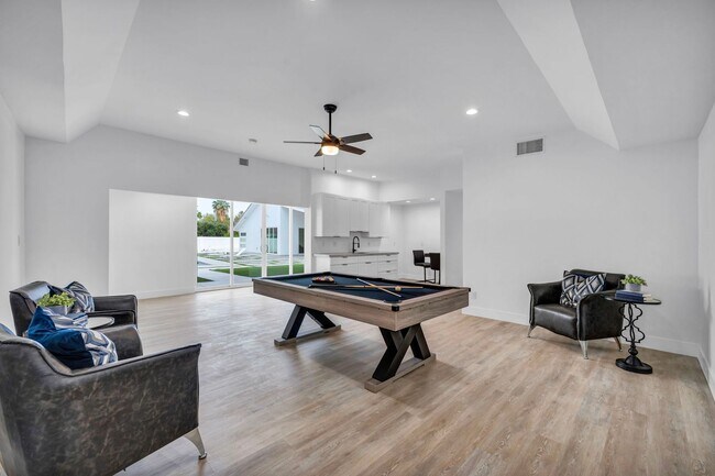 Building Photo - Meticulously renovated single-story contem...