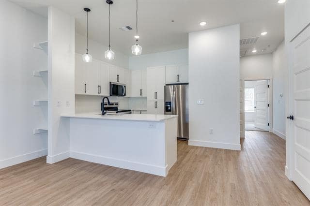 Building Photo - 820 W McLeroy Blvd