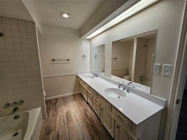 Building Photo - 2220 Eastwood Dr