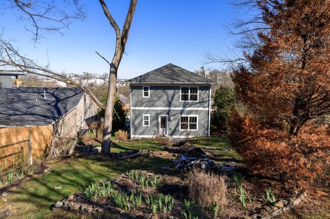 Building Photo - **NOW AVAILABLE FOR SHOWINGS**  Beautiful Home for Lease in Sylvan Heights!