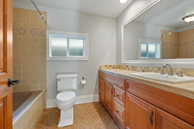 Building Photo - 824 Prince Ave