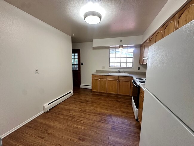 Building Photo - 3BR/2BA with parking, W/D, finished baseme...