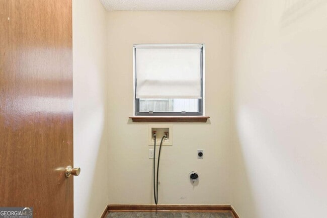 Building Photo - 132 N Woodvalley Dr