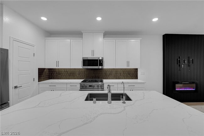 Building Photo - 600 N Carriage Hill Dr