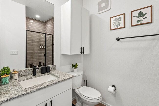 Building Photo - 596 W 9th St