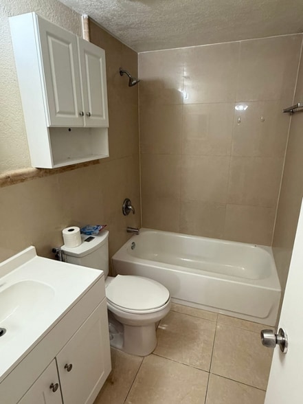 Building Photo - 10203 Carriage Glen Ct