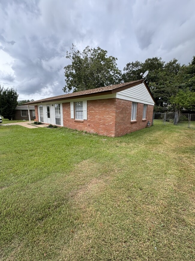 Building Photo - 7005 Denver Dr