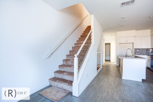 Building Photo - TRI-LEVEL TOWNHOME IN ELEMENTS OF ROSEMEAD!