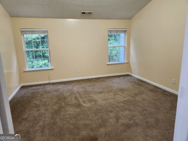 Building Photo - 2135 Pineview Trail