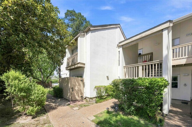 Building Photo - 2100 Tanglewilde St