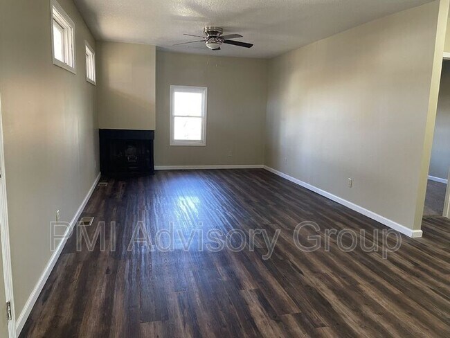 Building Photo - 940 SE Pinecrest Dr