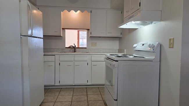 Building Photo - "3-Bed Townhouse with 1.5 Baths in Appleton!