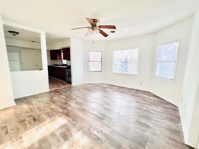 Primary Photo - 123 1/2 E Fulton St