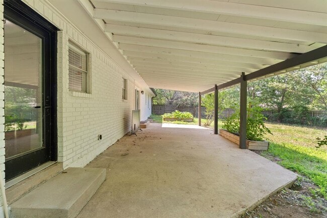 Building Photo - 1200 Ash Dr