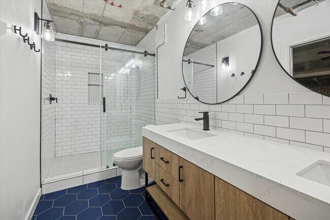 Building Photo - 2000 Bagby St