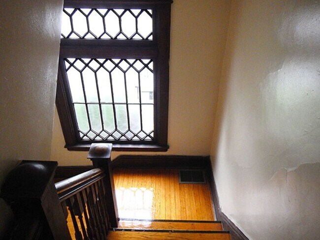 Building Photo - 515 Allen St