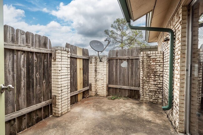 Building Photo - 726 E Pecan St