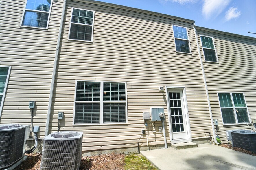 Building Photo - 4020 Queensbridge Rd