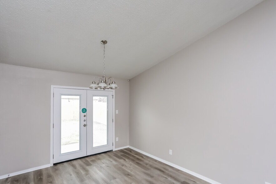 Building Photo - 2410 Bentley Dr