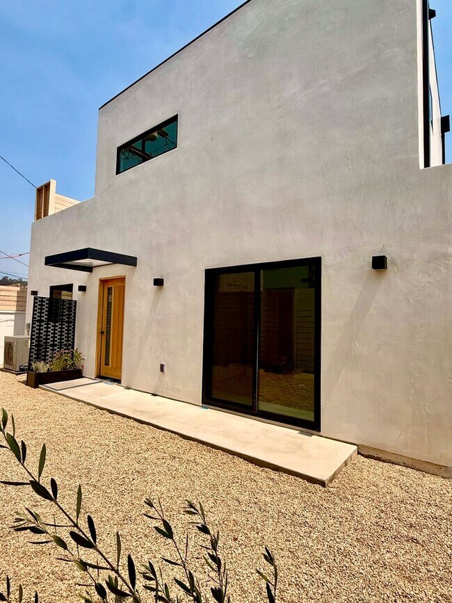 Building Photo - 2427 Shoredale Ave