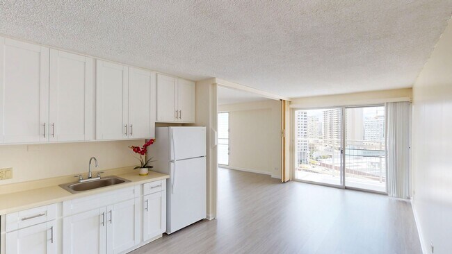 Building Photo - Fully Renovated 1 BR Unit at Kapiolani Manor