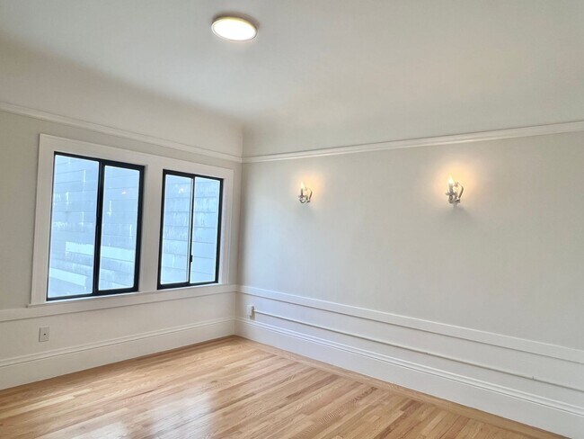 Building Photo - Top Floor 2BR/1BA + Newly Renovated Unit! Parking! In-Unit Laundry! PROGRESSIVE