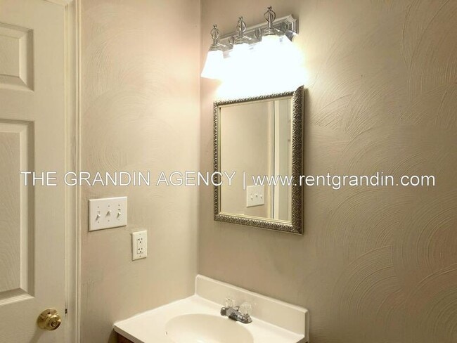 Building Photo - 1811 Meadows Ct