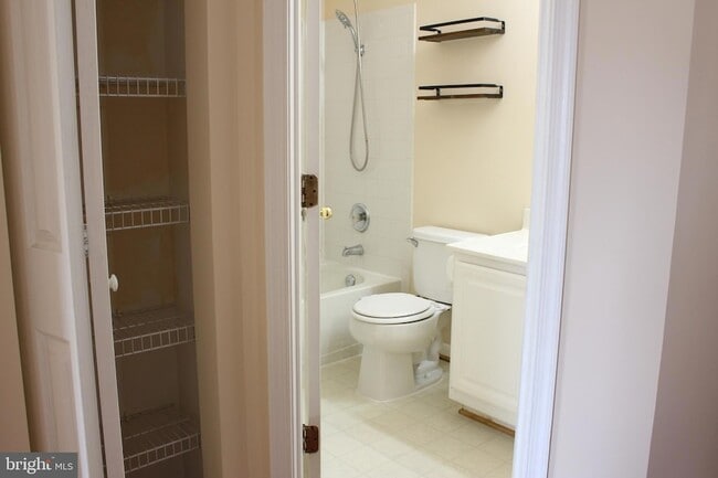 Building Photo - 42856 Golf View Dr