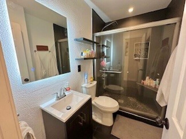 Building Photo - Remodeled One Story 2 Bed 1 Bath Condo in ...