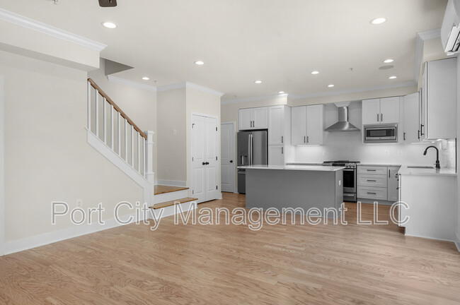 Building Photo - 903 S Decker Ave