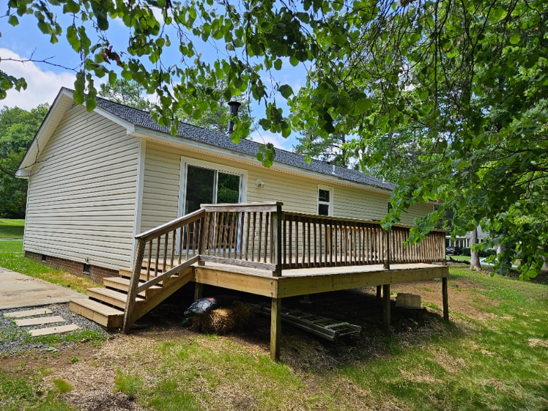 Building Photo - 3 Chanter Ct