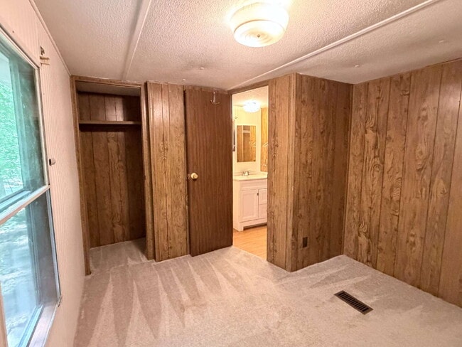Building Photo - Affordable 3BR Home in Peaceful Hicks Lake Community