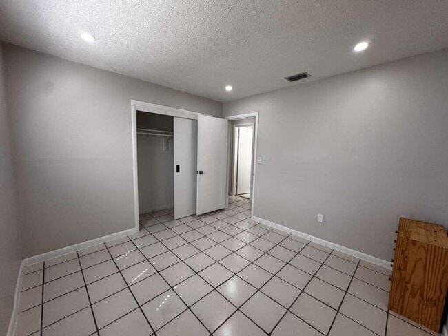 Building Photo - 933 SW 16th Pl