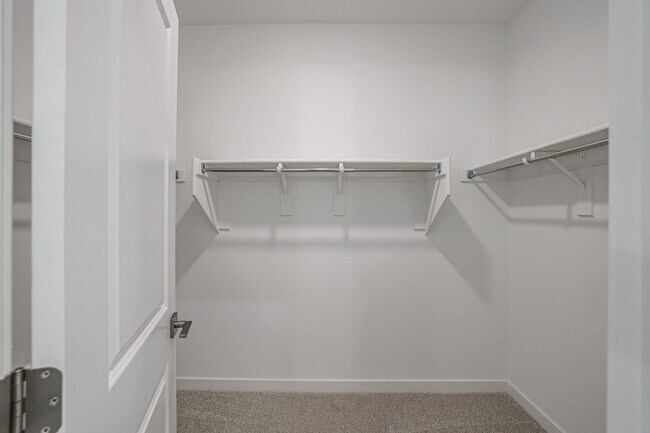 Building Photo - 4 Bedroom in Ambra Gated Community