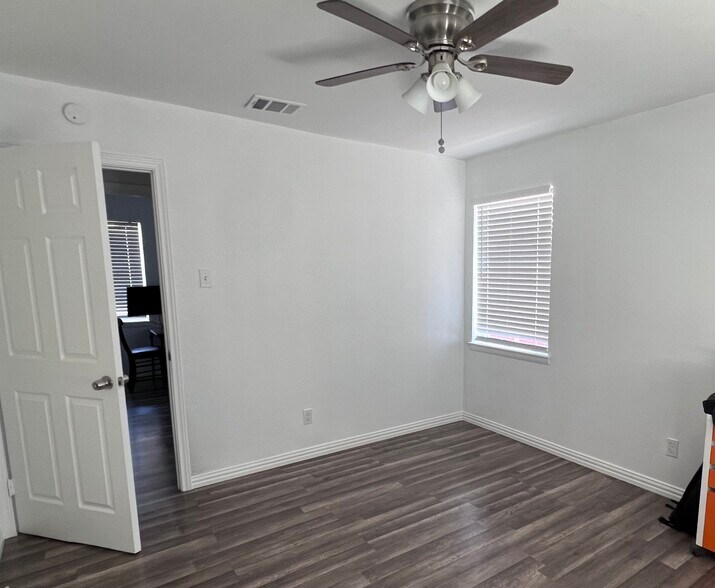 Building Photo - 421 W Grubb Dr