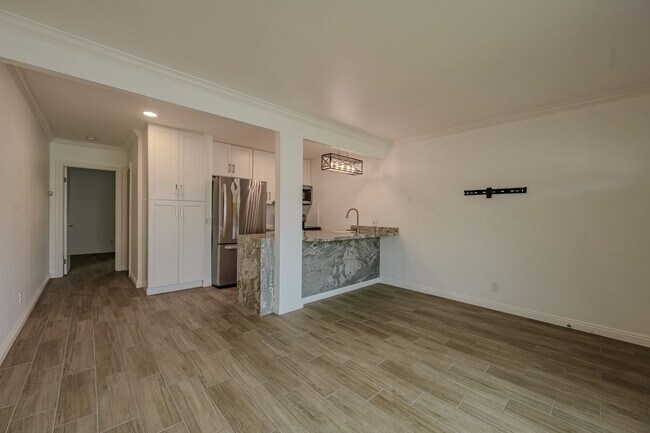 Building Photo - Beautifully Remodeled 1 BD, 1 Mile to beach