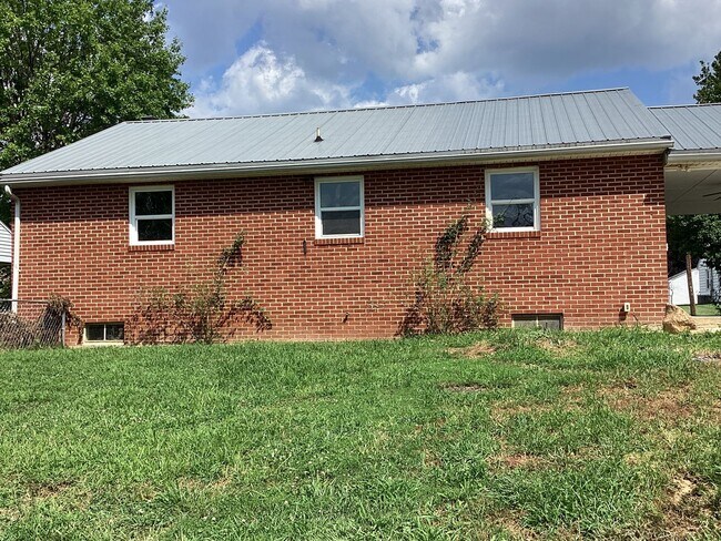 Building Photo - 320 Landis Ave