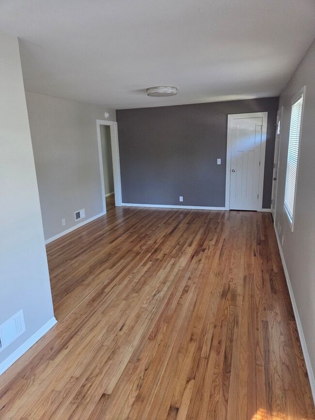 Building Photo - 3 bed 1 bath, 1 car detached garage, newly...