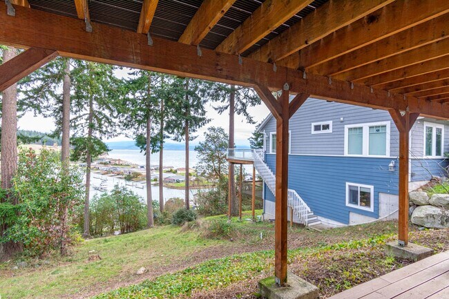 Building Photo - 3 Bed 2.5 Bath Home with a View!