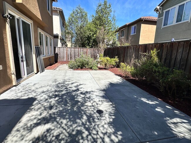 Building Photo - Beautiful, Large 4 BR/2.5 Bath Home,  Lots of light!  Great Neighborhood!