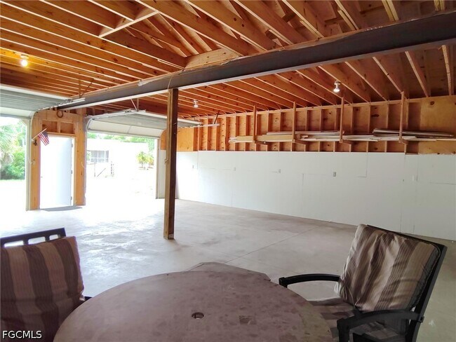 Building Photo - 7257 Victory Rd