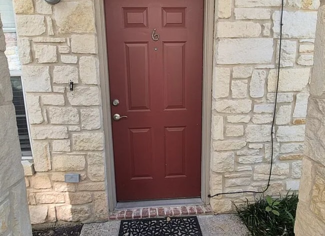 Building Photo - 3 bed 3 bath one block away from Baylor