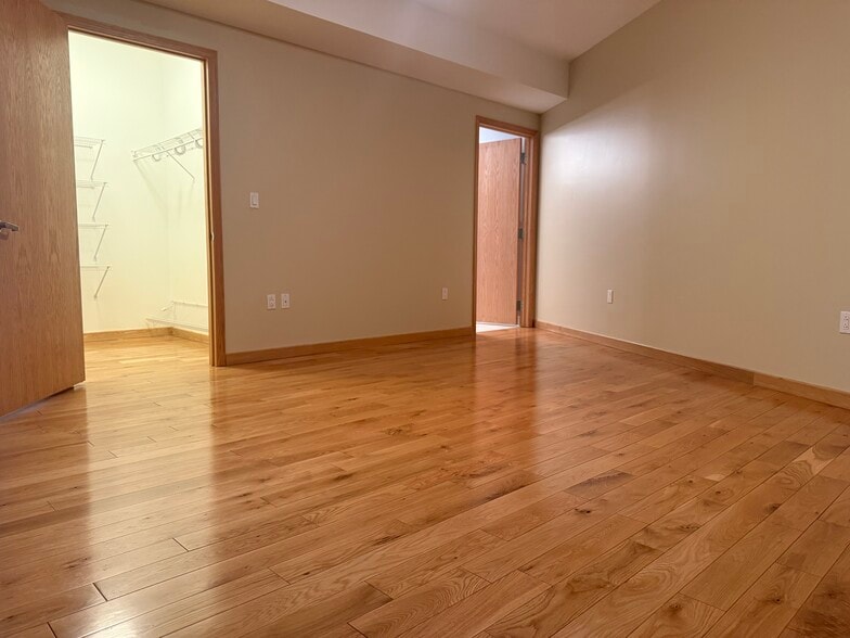 Building Photo - 701 W Lakeside Ave