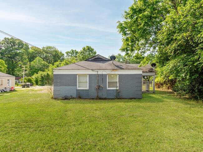 Building Photo - Charming Duplex